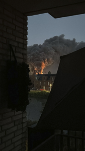 908949 Gezicht op de grote brand in het bedrijfsverzamelgebouw Strijkviertel 35 te De Meern (gemeente Utrecht), vanuit ...